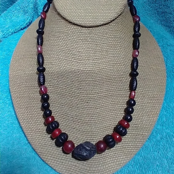 Elegant Black and Red Beaded Necklace intricate detail vintage gothic - Picture 1 of 4